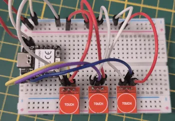 XIAO RP2040 mit drei Touchsensoren auf Breadboard