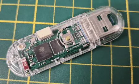 Rückseite des LilyGo T-Dongle S3 mit BOOT Taster