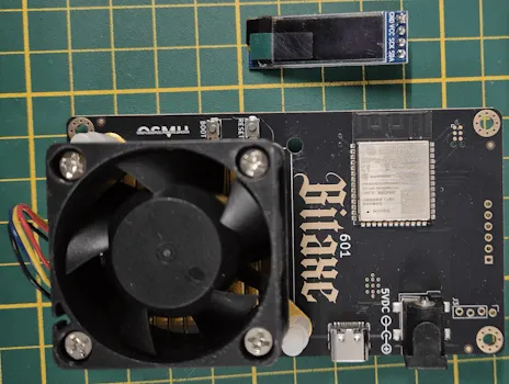Bitaxe Gamma v601 mit OLED-Display