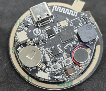 Rückseite des runden runden Mikrocontrollers mit Sensoren und Aktoren