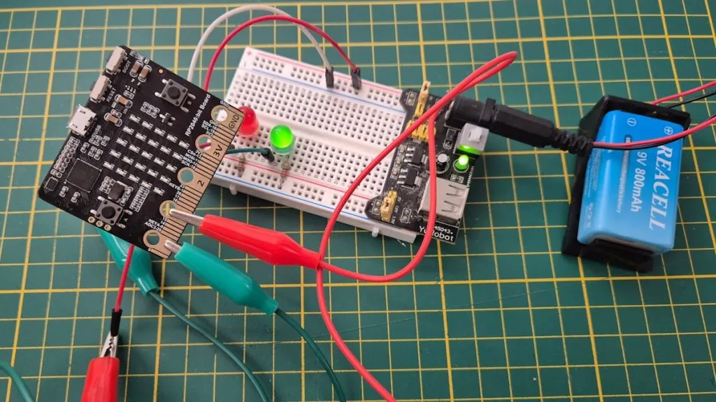 RP2040bit - externe Stromversorgung und Wechselblinken
