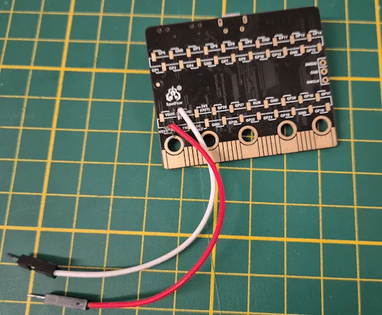 RP2040:bit mit zwei Breadboardkabel für externe Stromversorgung