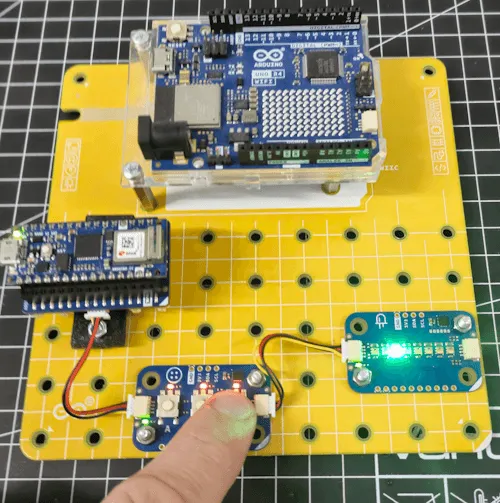 kleine Schaltung mit Modulinos am Plug & Make Kit und Arduino Nano 33 IoT