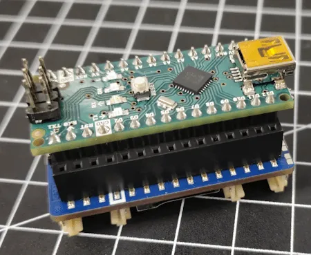 Arduino Nano Connector Carrier mit Arduino Nano