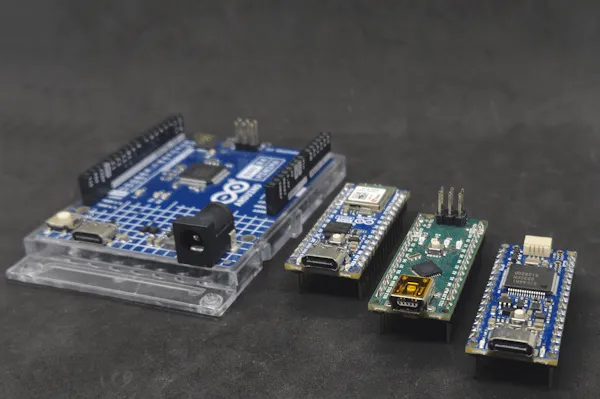 v.l.n.r. - Arduino UNO R4 Minima - Arduino Nano ESP32 - Arduino Nano V3 - Arduino Nano R4