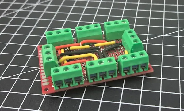 Lochrasterplatine mit Schraubklemmen zum Anschluss von 5 DS18B20 Sensoren am Shelly AddOn