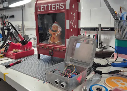 Schaltung mit Weihnachtsdeko